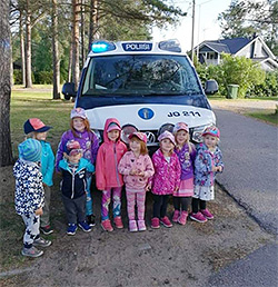 Onnenapilan palveluihin kuuluu yksilöllinen ryhmäperhepäivähoito alle kouluikäisille lapsille.